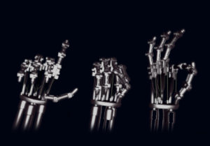 illustration des lettres LSF effectué par main de robot style Terminator